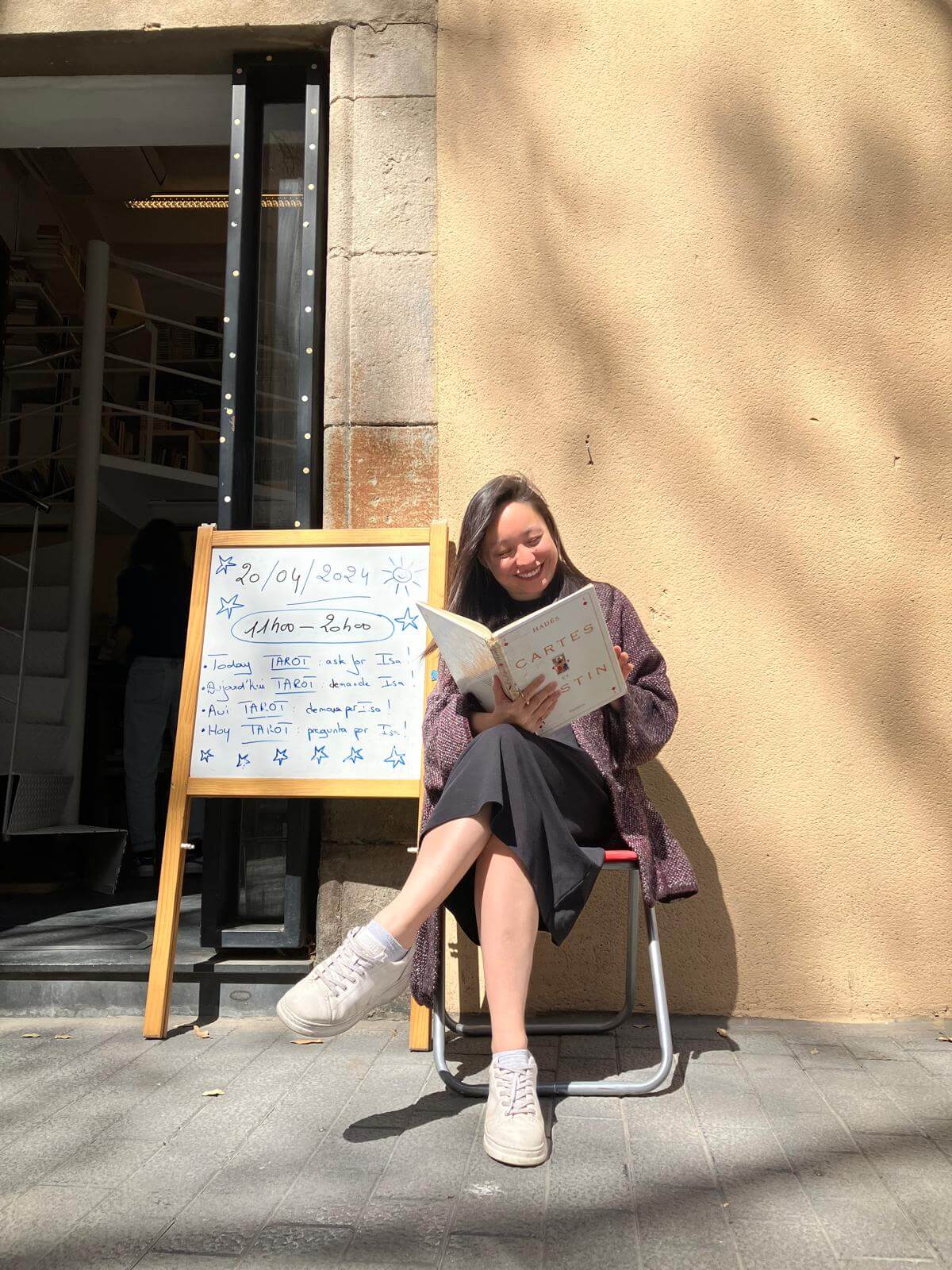 Isabelle en train de tirer les cartes à la Librairie L’Occasion Rêvée à Barcelone