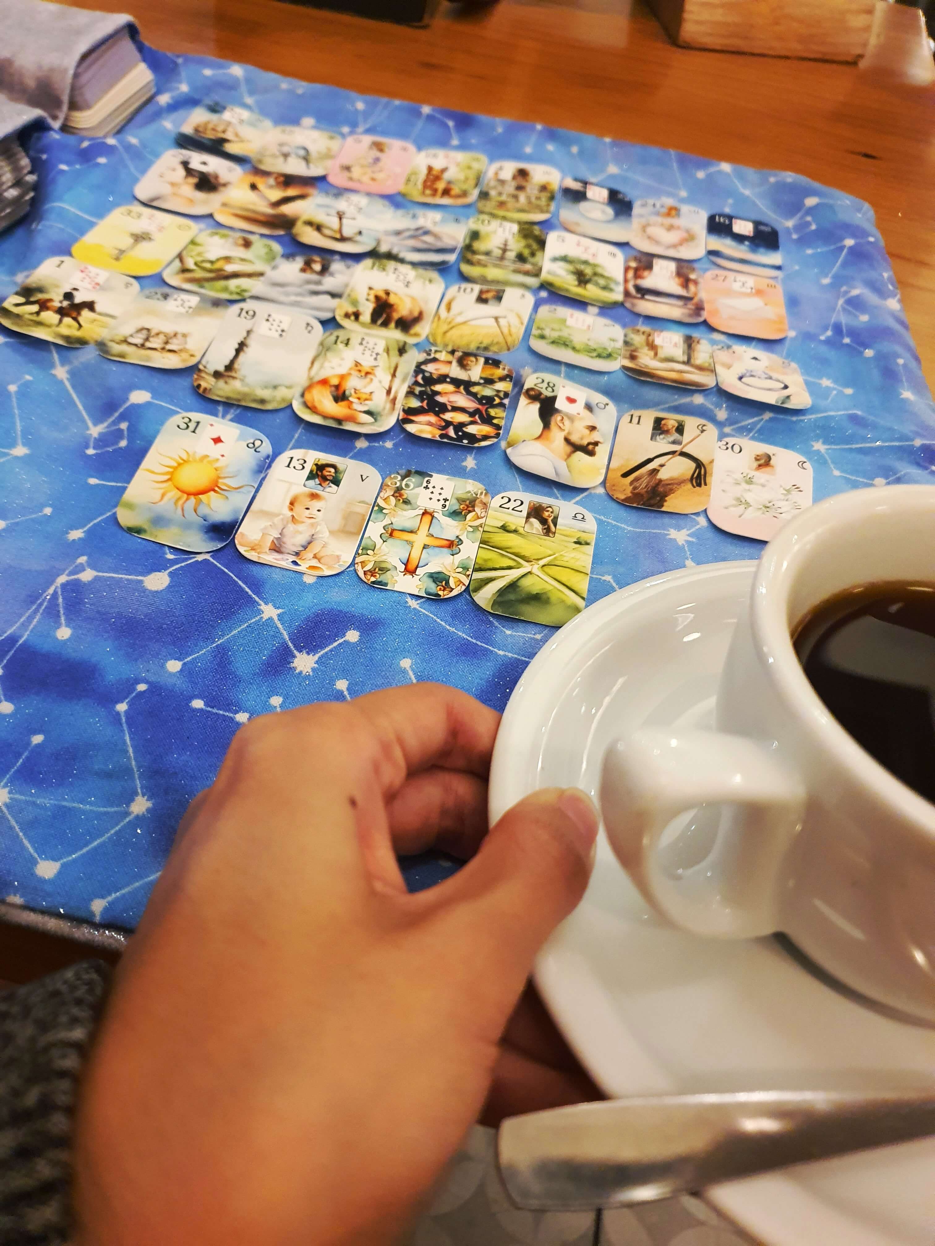 Grand Tableau Petit Lenormand en version micro posé sur une table de café
