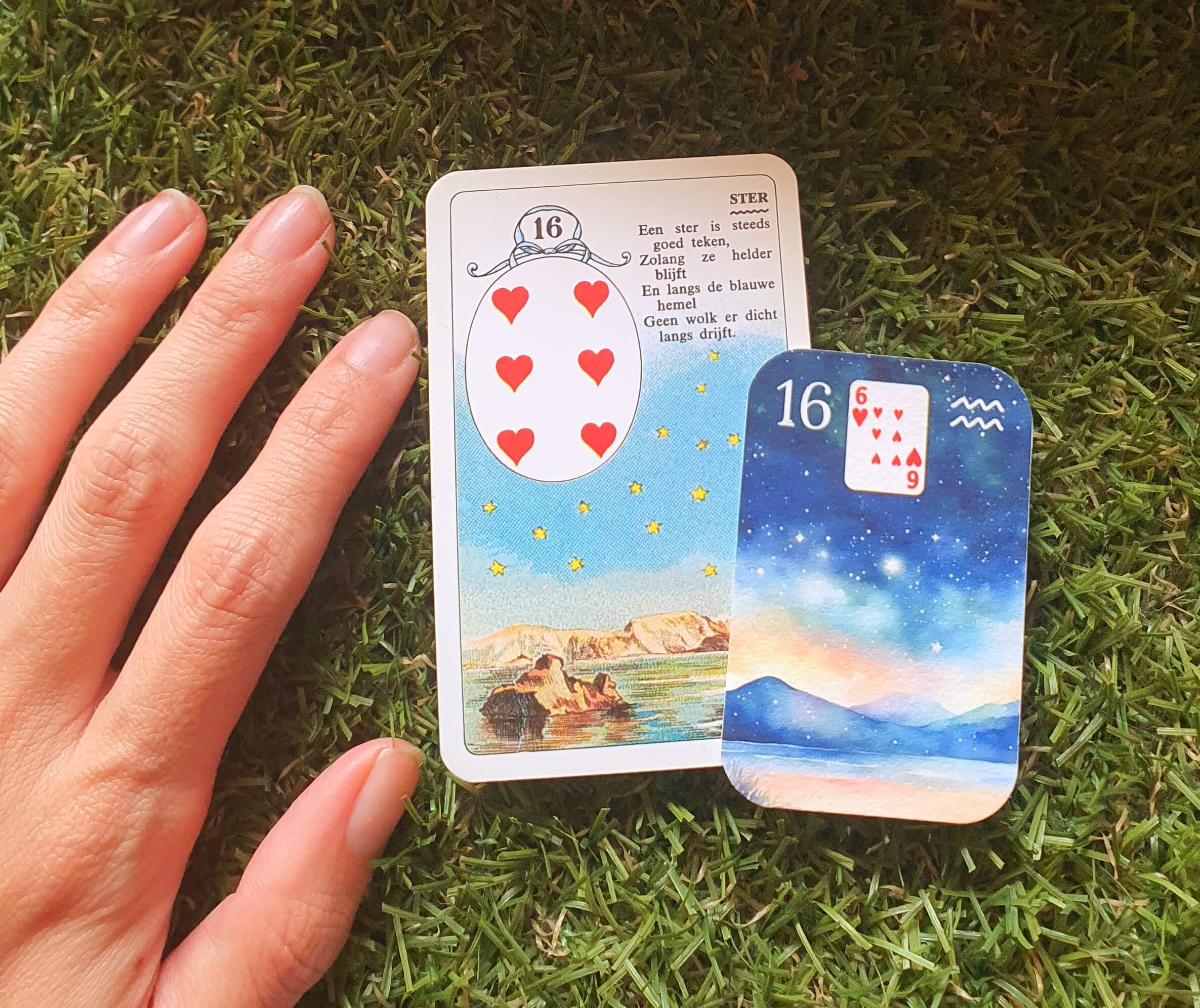 Comparaison du mini deck aquarelle Petit Lenormand avec un jeu Cartamundi classique